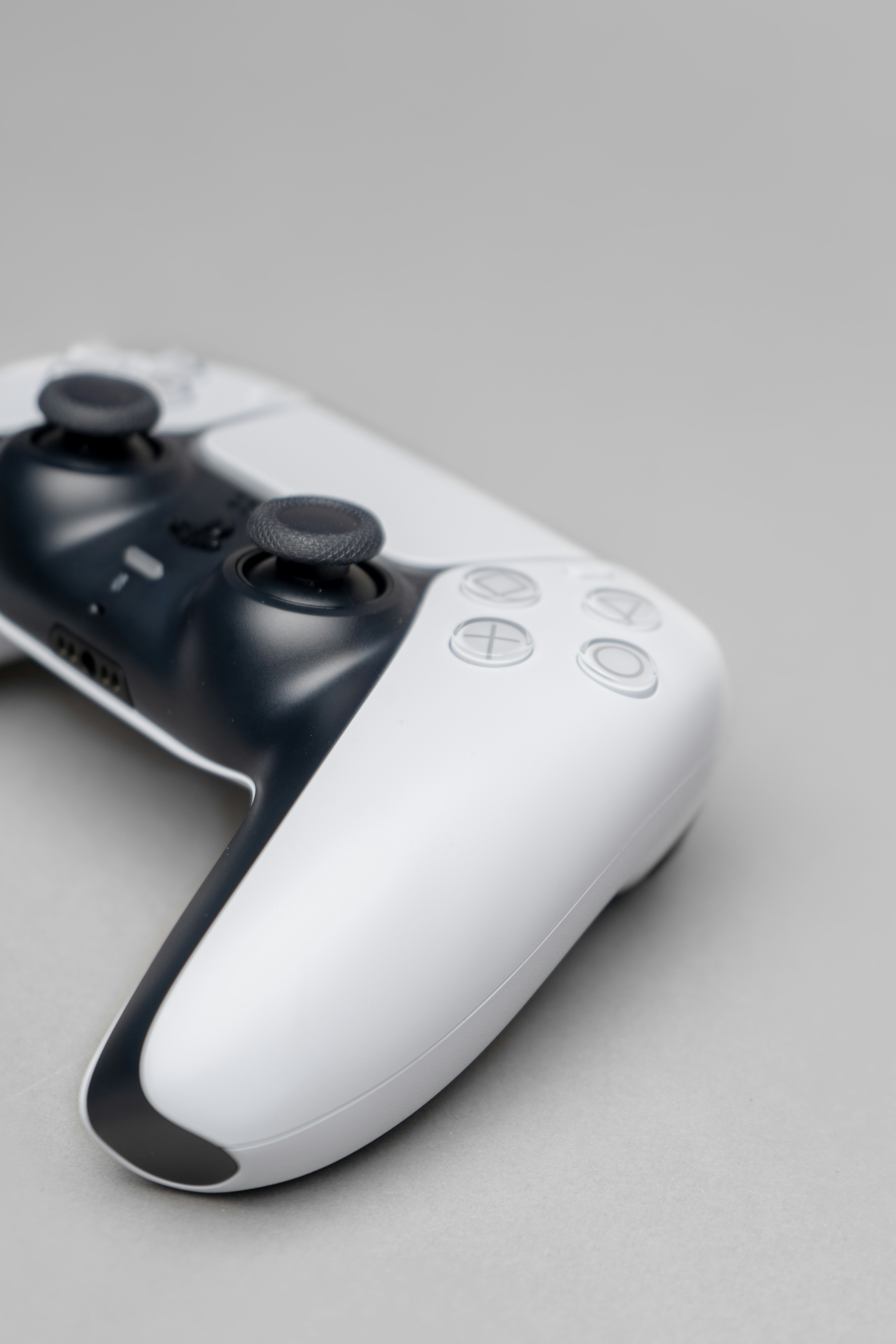 white xbox one game controller